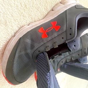 Under armor sneakers size 6 like new